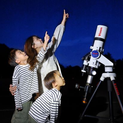 親子で星空を見上げているイメージ