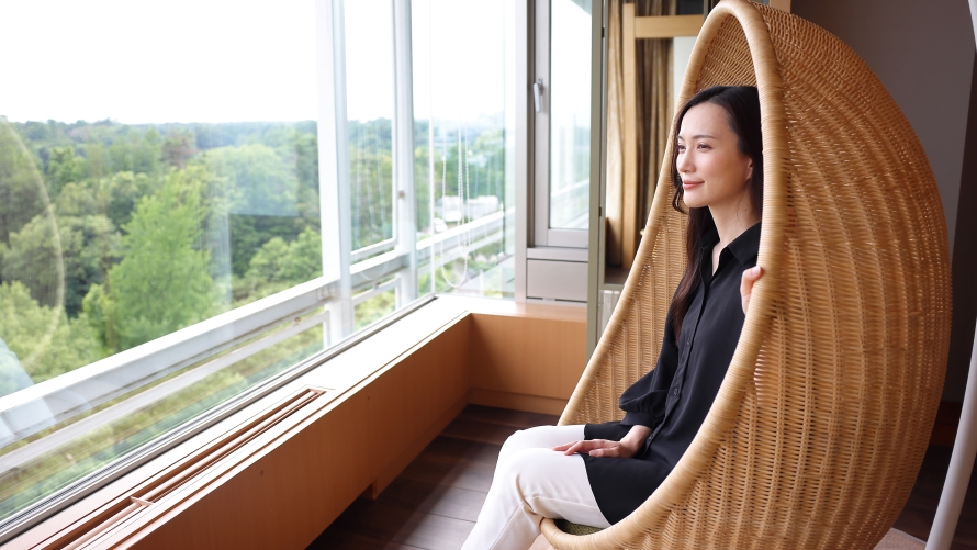 ゆりかご椅子に揺られながら多摩湖の風景を眺めているイメージ