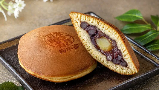 多摩湖にのぼる月　所沢栗どら焼き