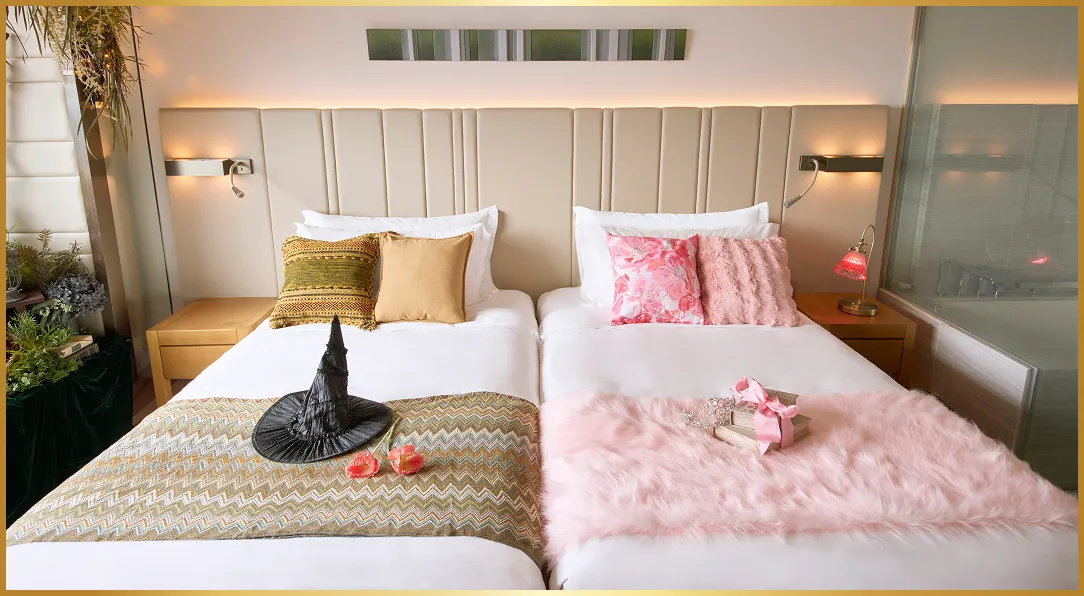 青とピンクの可愛らしいベッドルーム