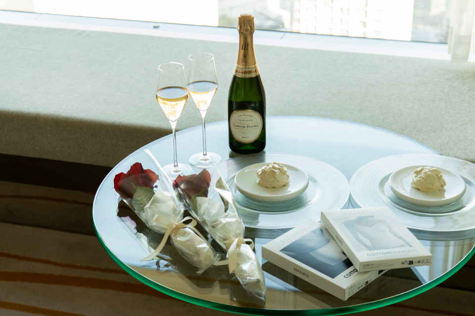 シャンパン・花束・インナーウェア・スイーツが写っている写真