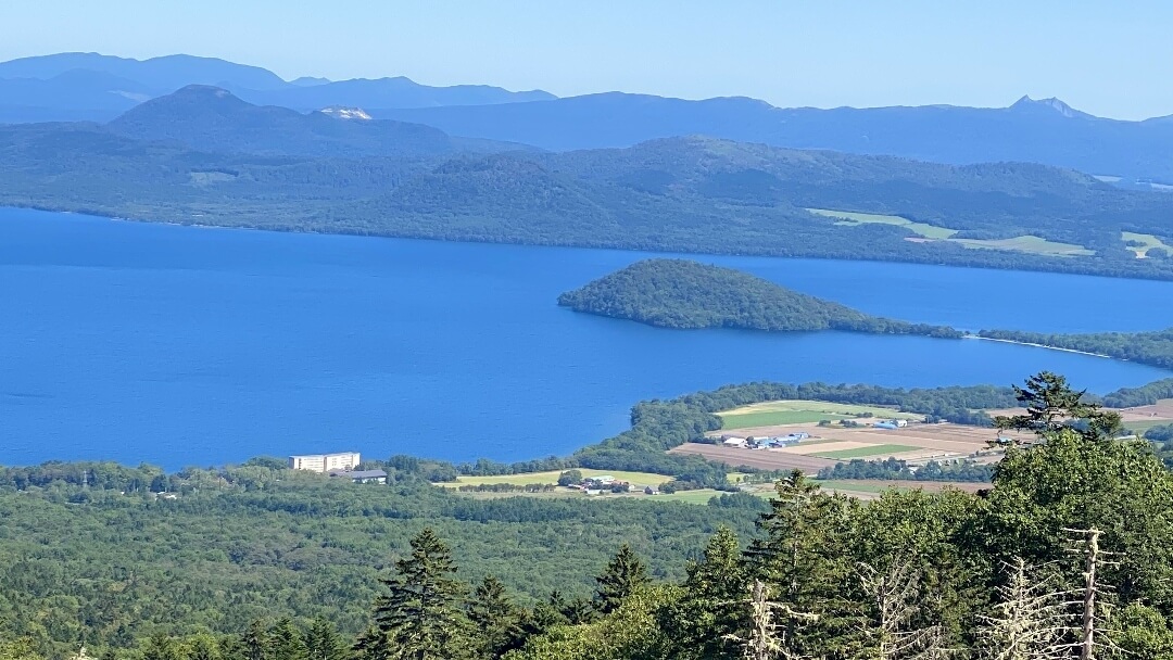 カルデラ地形が生み出すあるがままの風景