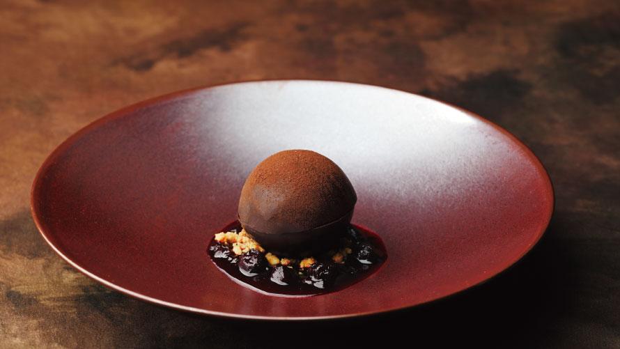 温かいチョコレートをかけると中からベリーがあふれ出す、バレンタイン限定スイーツ付き