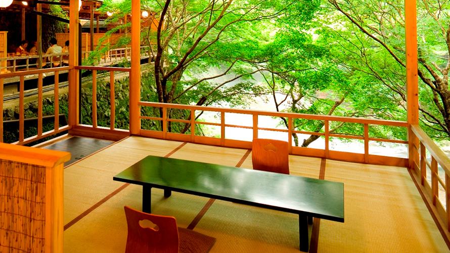 京都・高雄 清滝川のせせらぎを楽しむ川床の夕べ（錦水亭）夕朝食付き