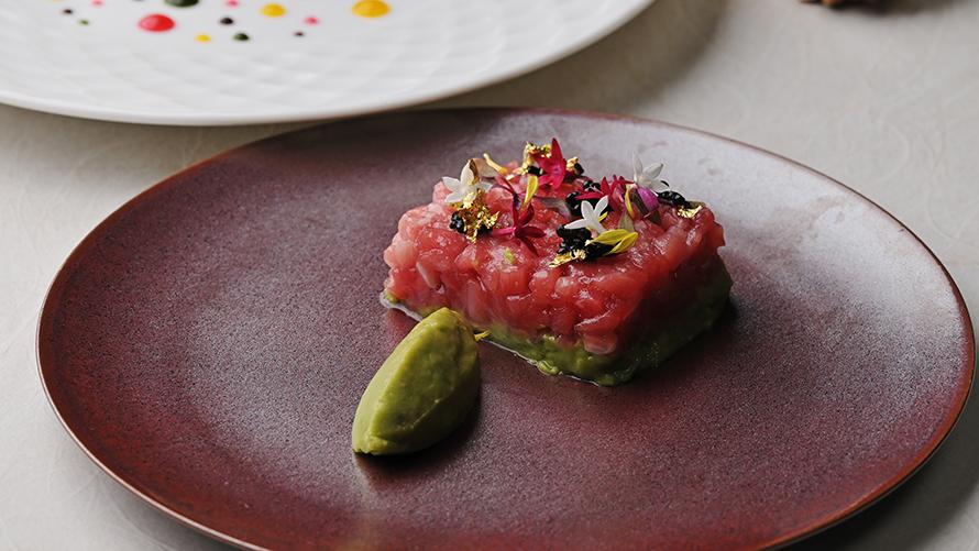 鮪の中とろのタルタルとアボカドのキャレ キャビアと金箔のアクセント