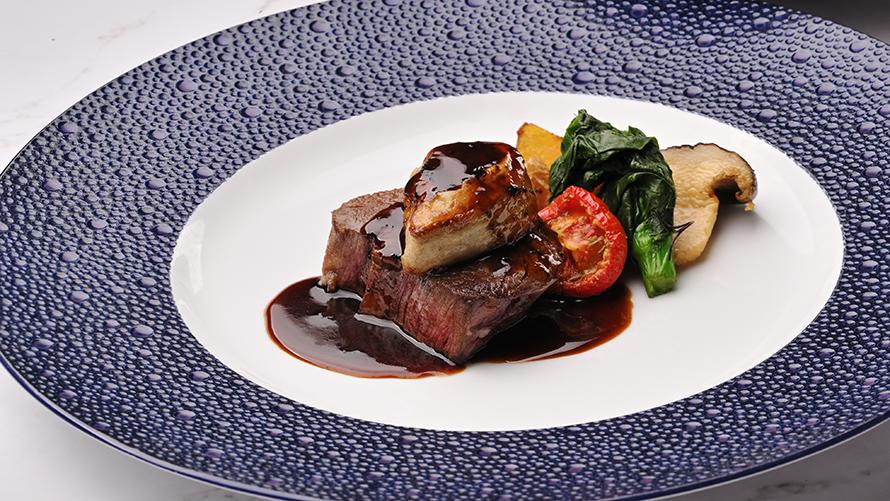 メインディッシュに国産牛フィレ肉と鴨のフォアグラのポワレ ソース・ペリグーをご用意