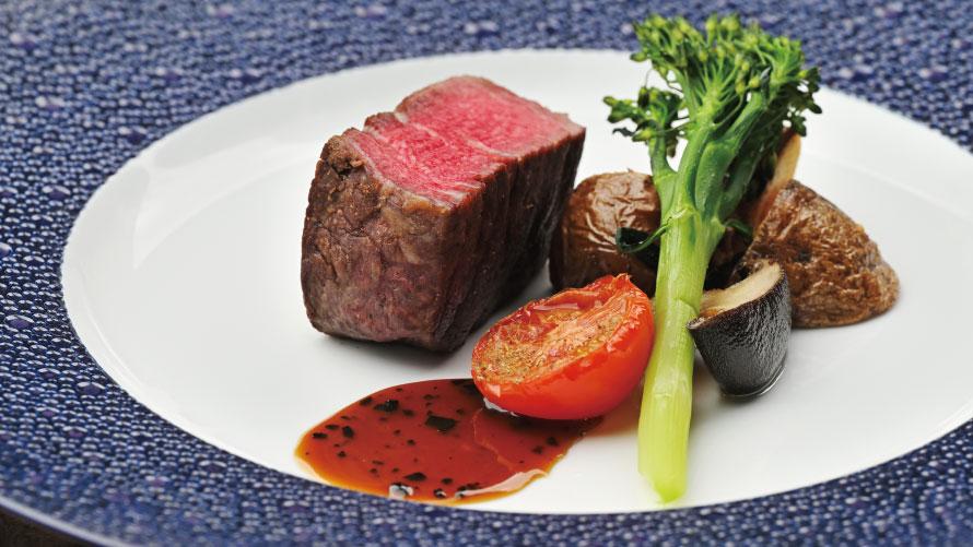 メインディッシュに黒毛和牛フィレ肉のソテー