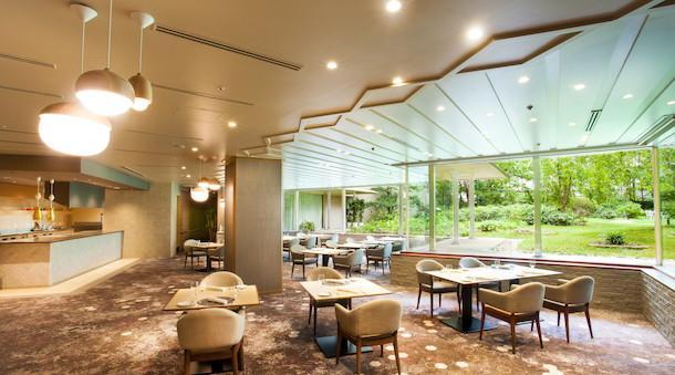 緑豊かなホテル中庭にある"いと桜”を臨むレストラン
