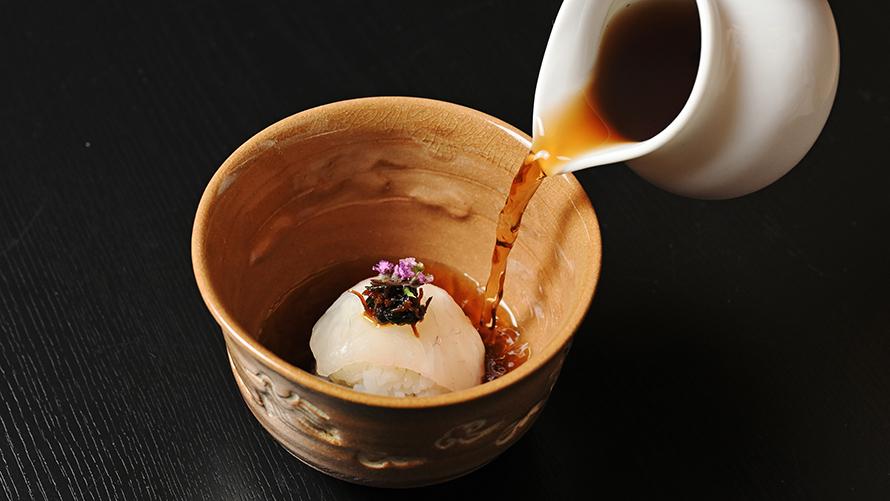 手毬寿司の形にしたご飯と鯛刺身に、香ばしいほうじ茶をかけていただくぶぶ漬け。