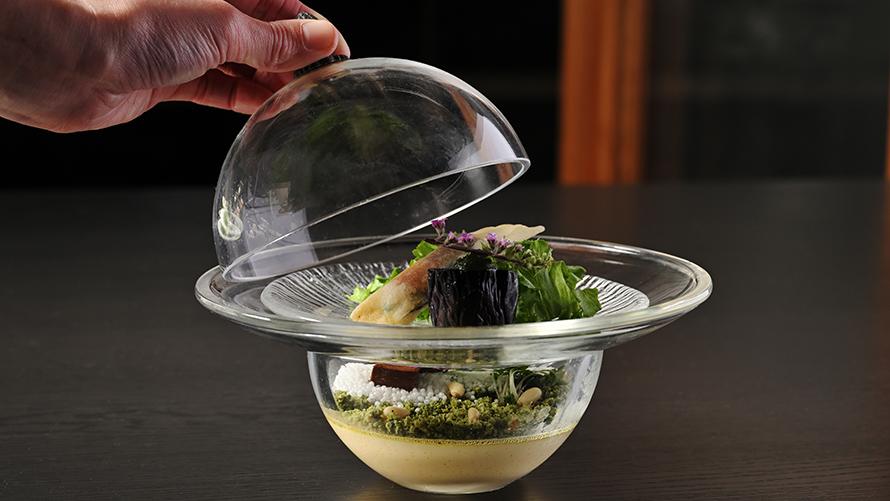 夏のアフタヌーンティーを彩る、苔テラリウムを思わせる涼やかな一品。