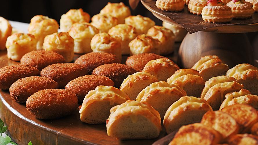 香り豊かなホテルメイドの焼きたてパンは、 ハーフブッフェを彩る主役のひとつ。
