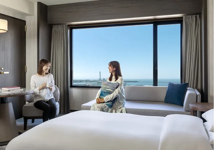 友人とホテルで談笑