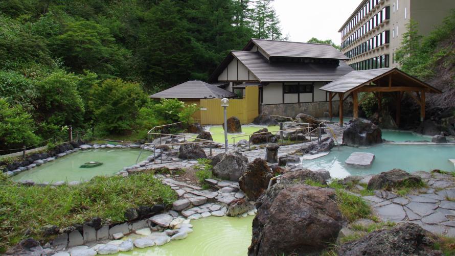 宿泊者限定で万座高原ホテルの“石庭露天風呂”温泉もご利用いただけます。