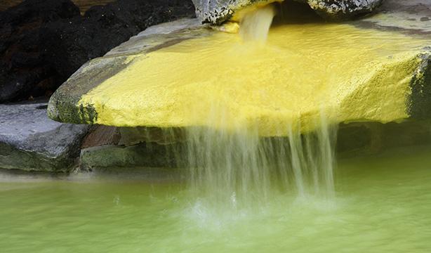 全国でも珍しい黄色の源泉“竜泉の湯”は万座地内で万座高原ホテルのみ味わえます！