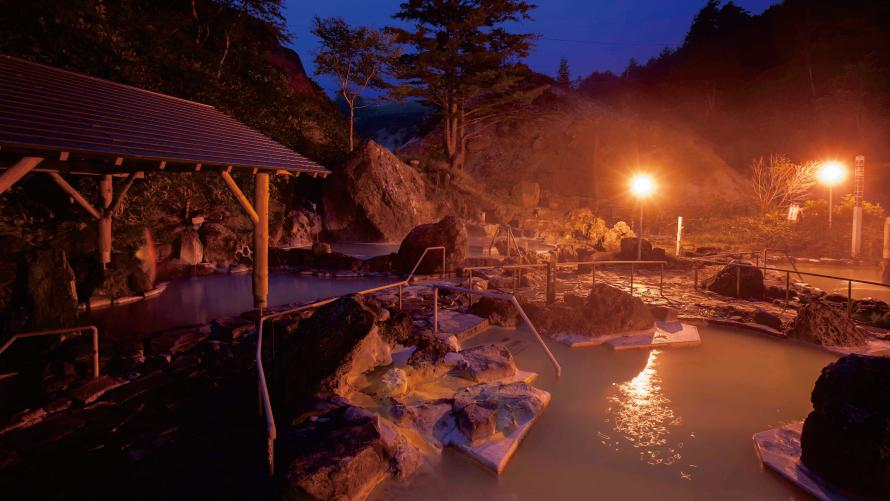“石庭露天風呂”では４種の源泉を楽しむことができます♪
