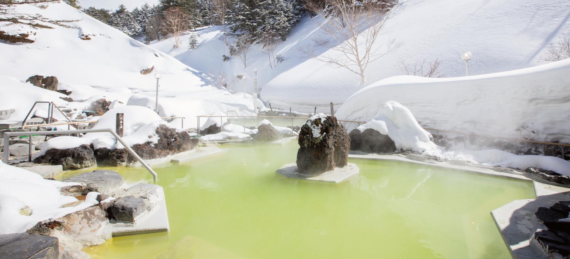 雪化粧した竜泉の湯
