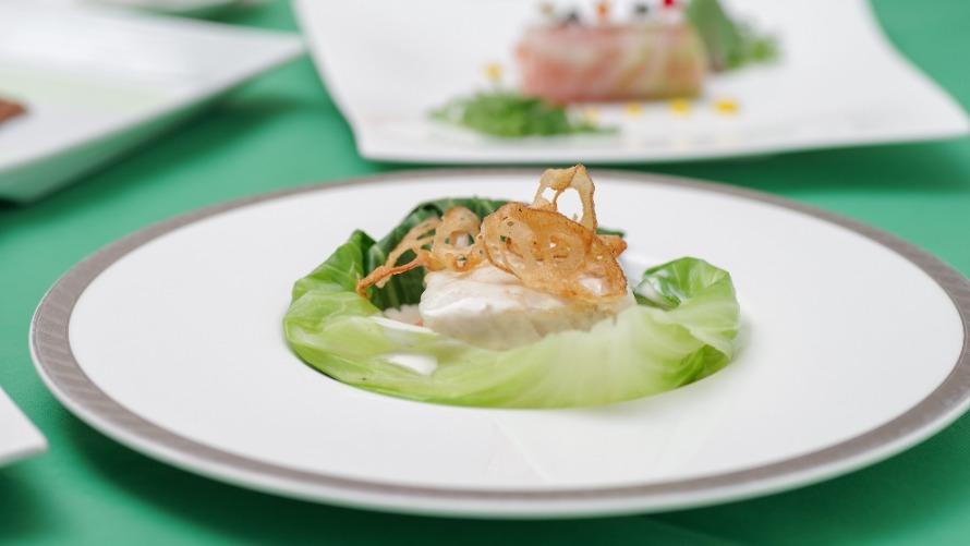 白身魚のソテー ソースコキーユ キャベツの器飾りの画像