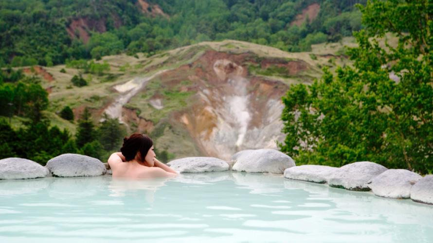 露天風呂、こまくさの湯では万座温泉名物“空吹”を眺めながら入浴ができます。