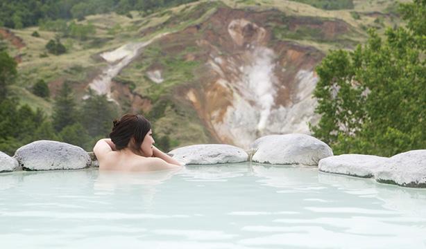露天風呂、こまくさの湯では万座温泉名物“空吹”を眺めながら入浴ができます。