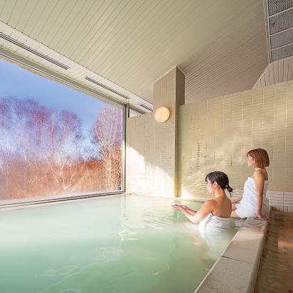 貸し切り温泉に浸かるふたり