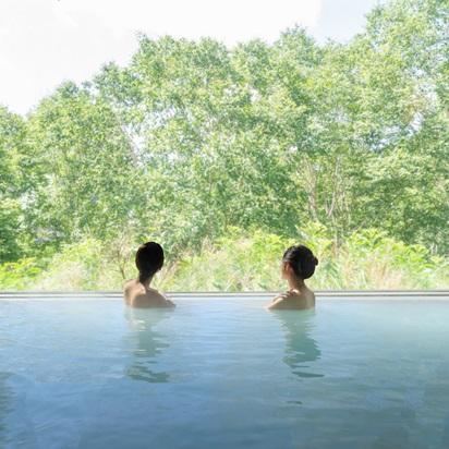 貸し切り温泉に浸かるふたり