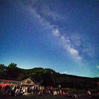 澄みきった空に広がる星