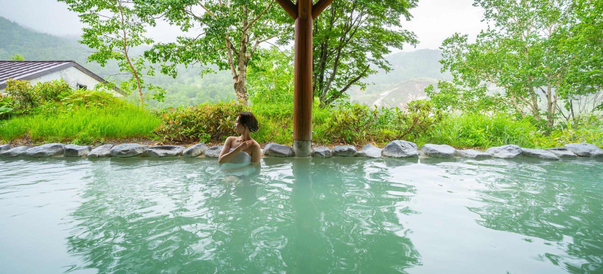 「しゃくなげの湯」に浸かる女性