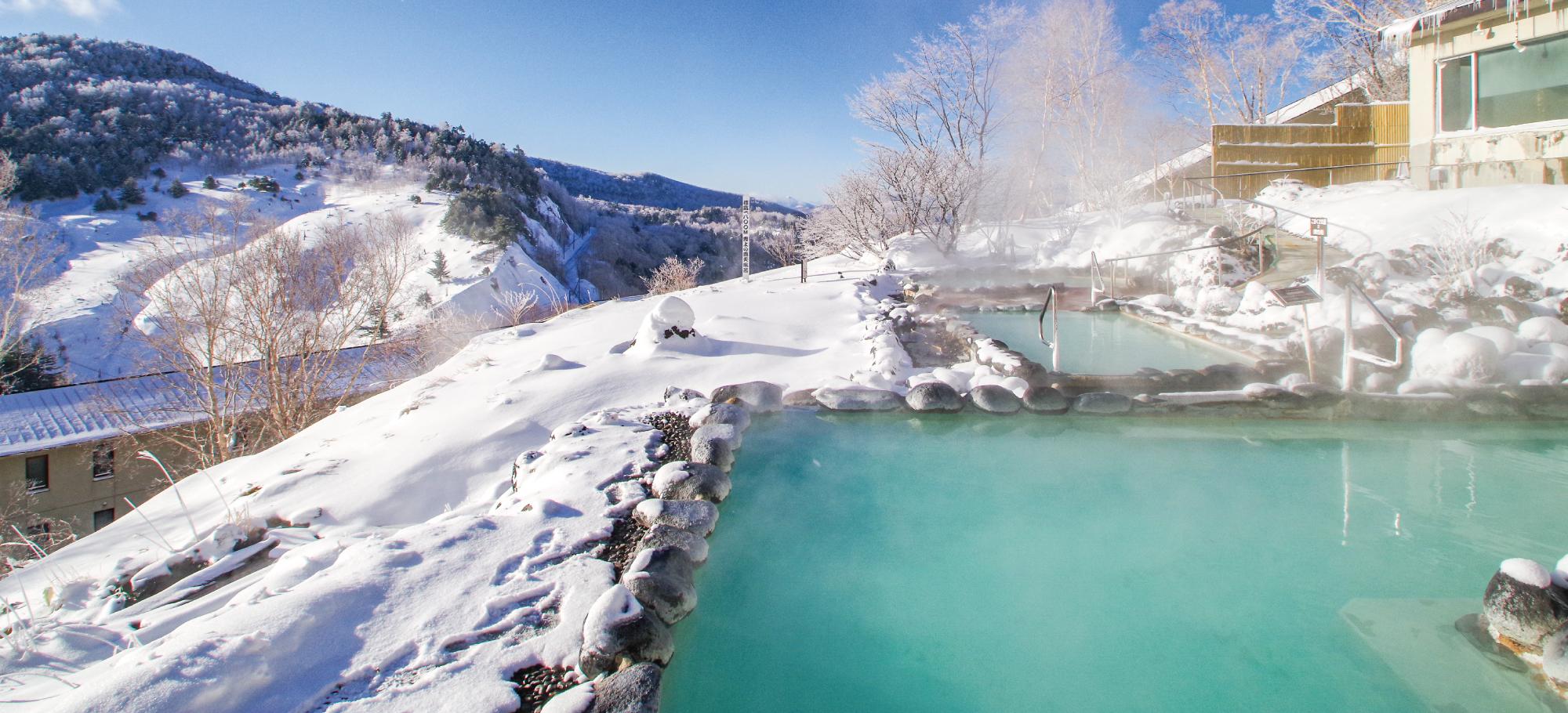 雪景色の露天風呂「こまくさの湯」