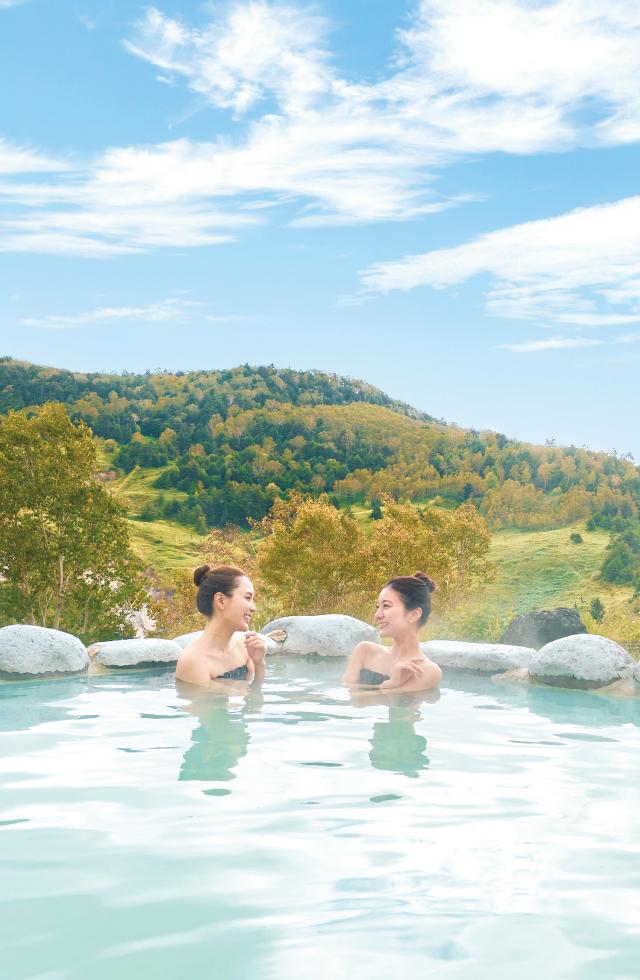 黄葉の露天風呂「こまくさの湯」
