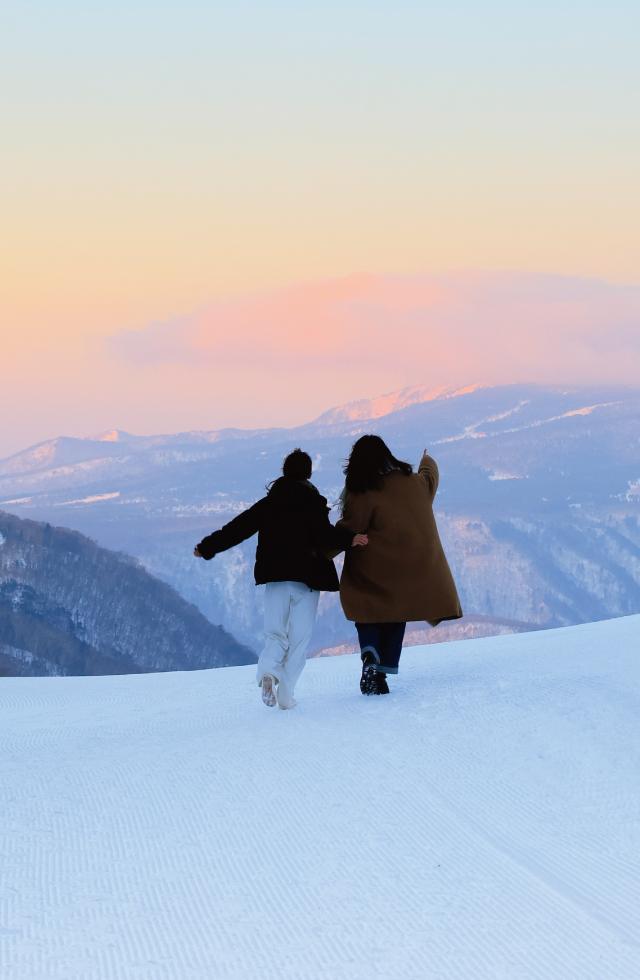 雪景色を望む女性2人