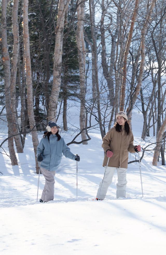 スノーシュー体験を楽しむ女性2人組