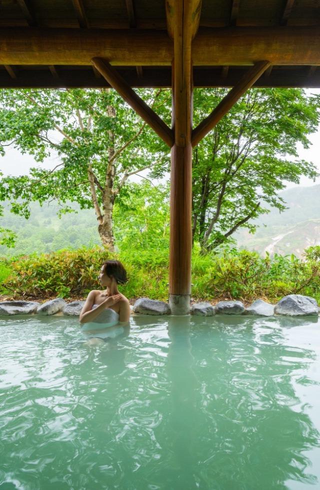 「しゃくなげの湯」に浸かる女性