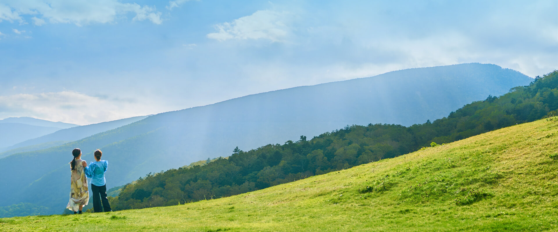 万座の高原と青空の風景