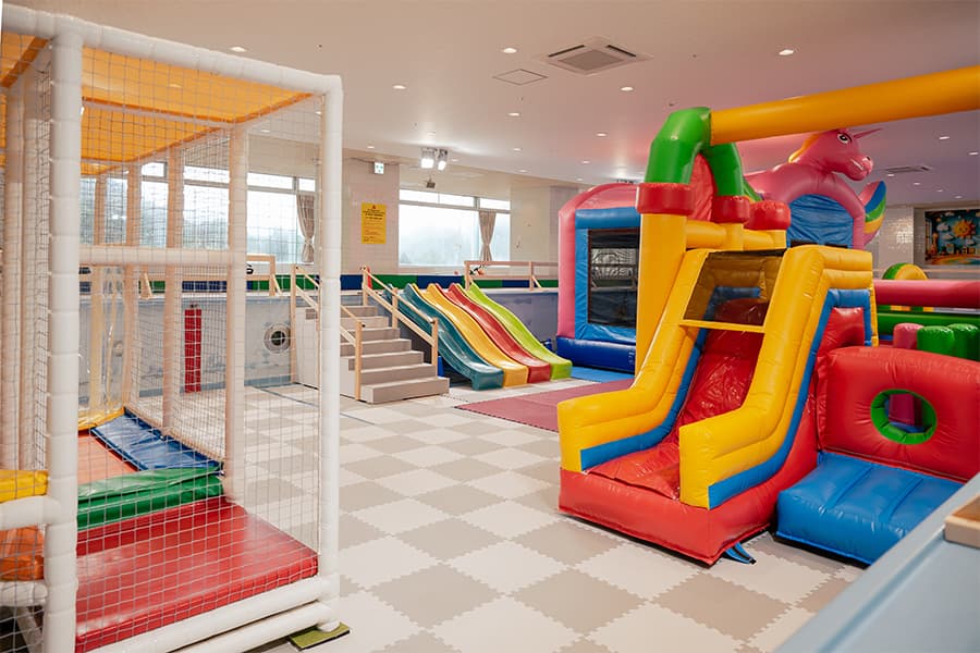 室内で涼しい中「あそびホール」は、子どもが夢中になる遊びがたくさん