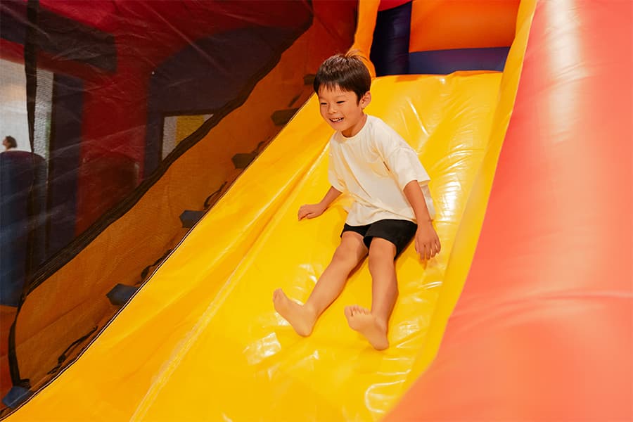 すべり台やボールプールなど、思う存分体を動かせます