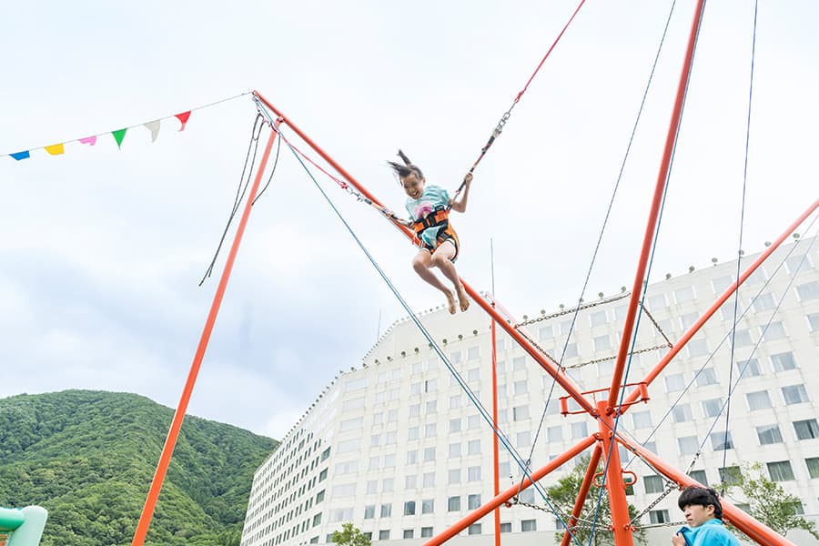 【苗場プリンスホテル内】なえバンジー｜トランポリンで空へジャンプ！