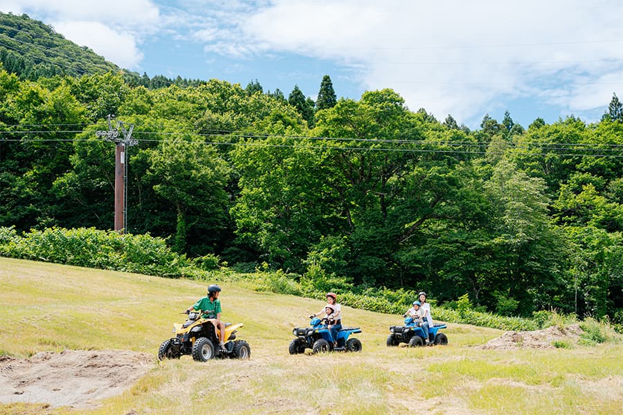 高原の中、爽快なドライブを親子で楽しんでみて