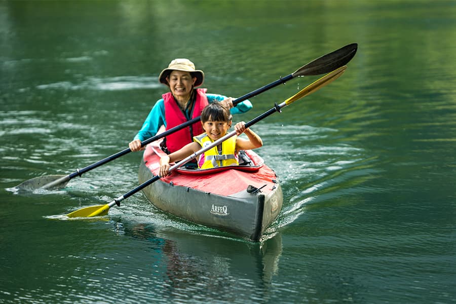 親子で息を合わせて挑戦してみよう「カヌー体験」
