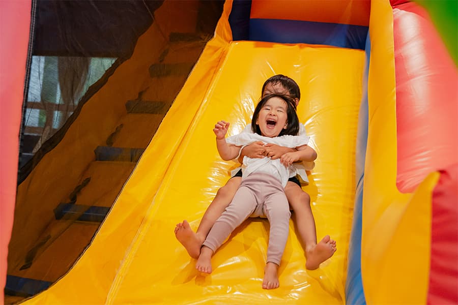 子どもたちの満足度100%の屋内アクティビティエリア「あそびホール」