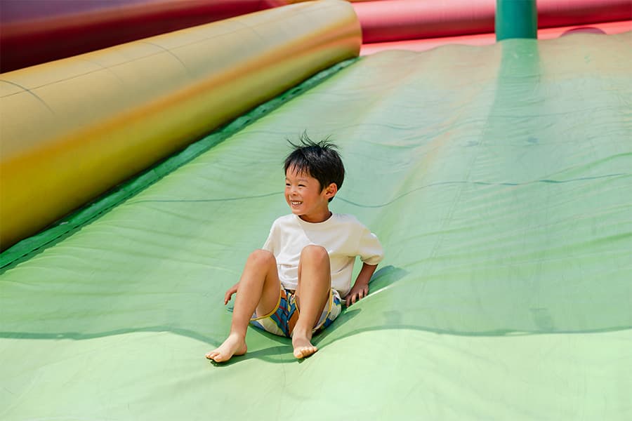 柔らかい素材で出来ているので、登って滑って大満喫！