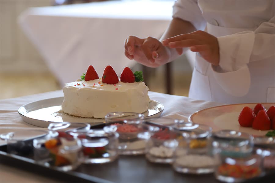 お仕事体験で学ぶ“しごと”と“思いやり”｜パティシエ・バーテンダー・ベル係になってみよう！