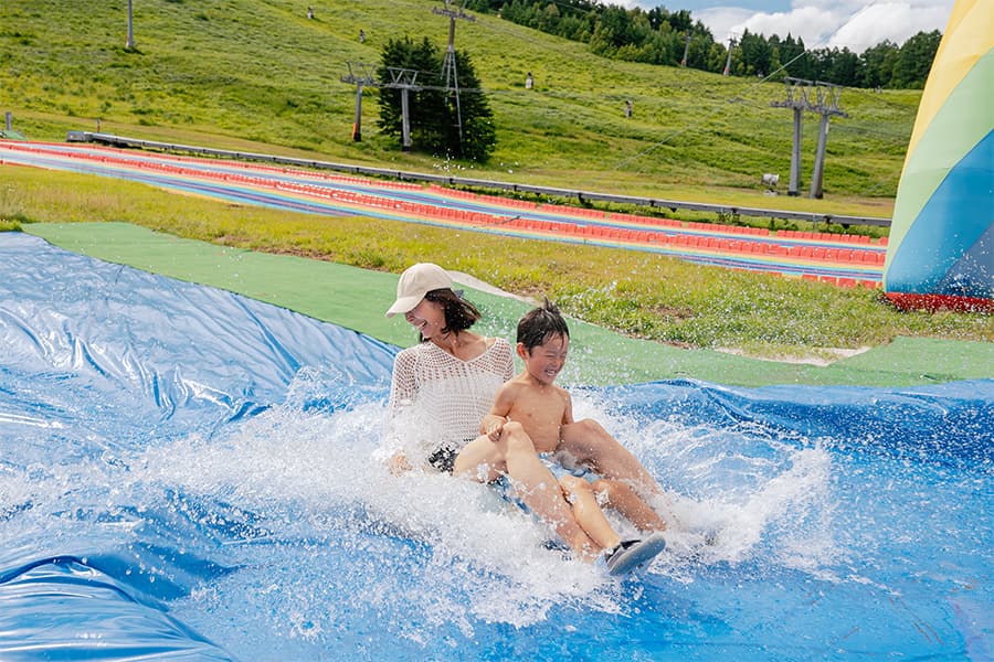 スピードにのると、大きな水しぶきがバッシャーン!