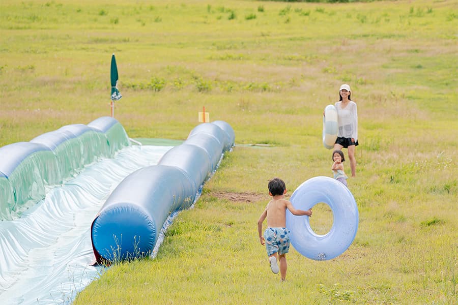 浮き輪を持って、50m上のスタート地点へ