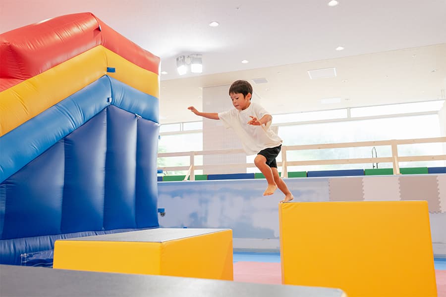 雨でも室内で思いっきり走り回れるあそびホール