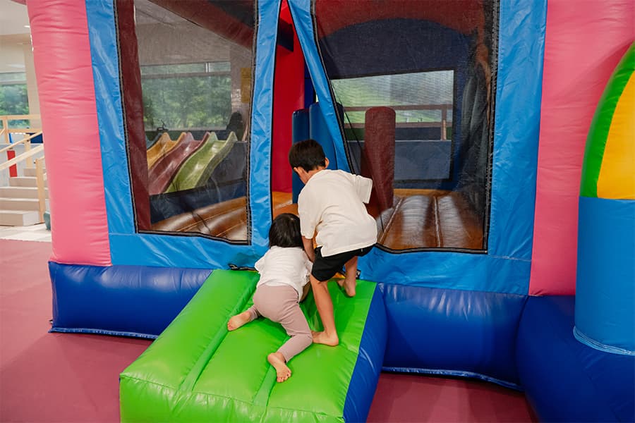 ダイナミックなエアー遊具のトランポリン