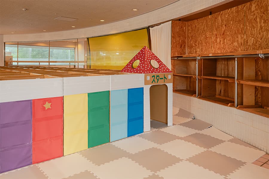 ダンボールの手作り迷路にわくわく