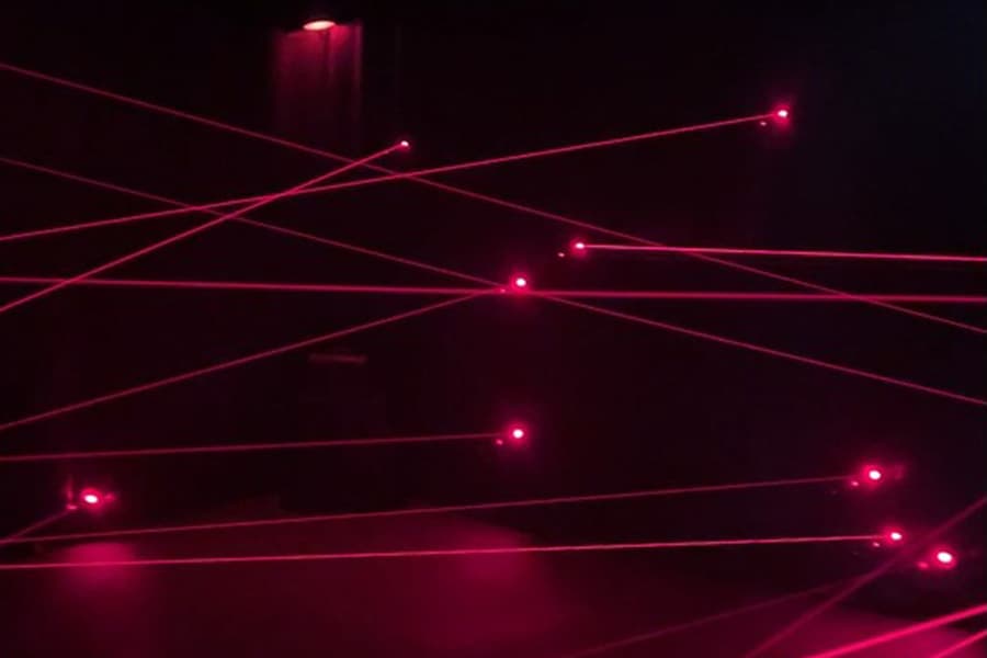 まるでスパイ気分？「レーザー迷路」」