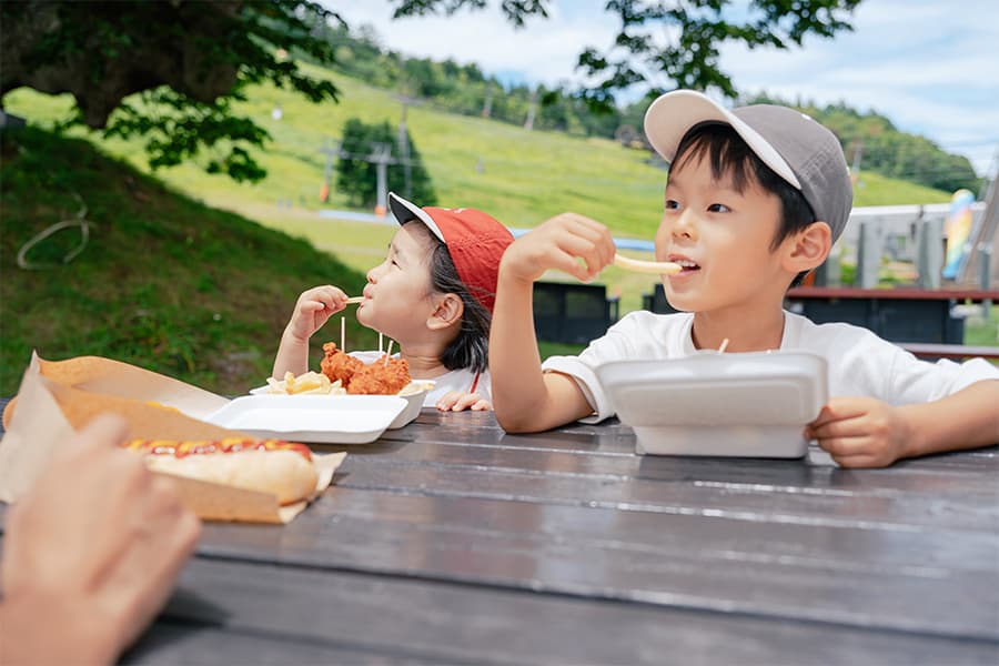 食後にはかき氷も。「外で食べると美味しい!」と豪快にガブリ