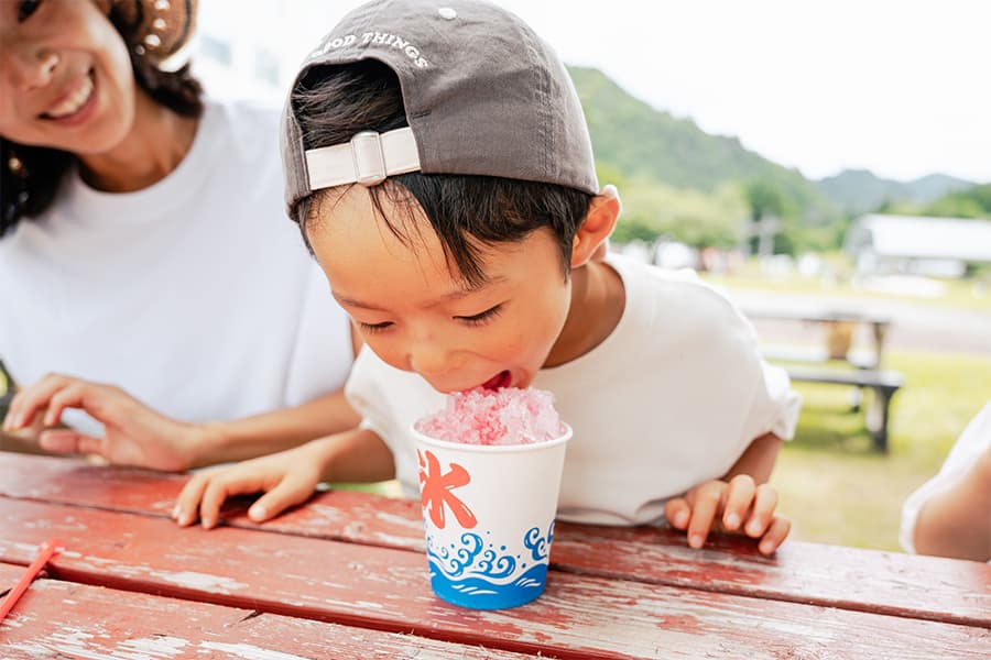 食事を終えると、子ども達は野原を走り回ったり、虫を見つけたり!