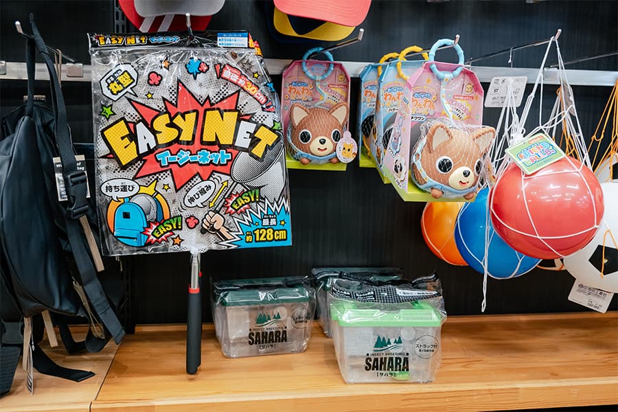 売店で虫捕りカゴと網